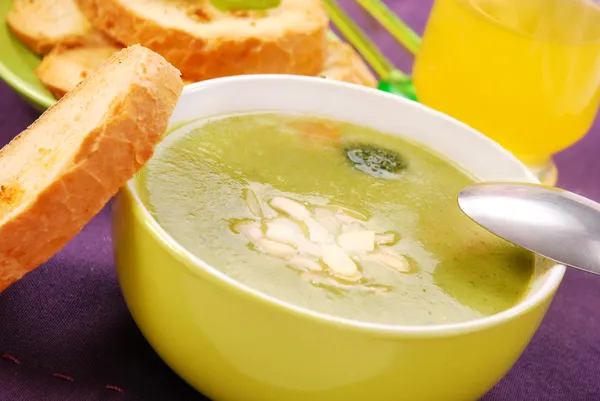 Broccoli soup with almonds — Stock Photo, Image
