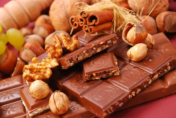 Chocolate bars with nuts and raisins — Stock Photo, Image