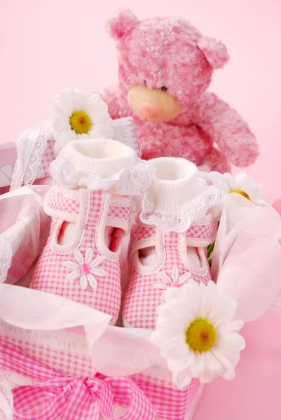 Дитяче взуття для дівчинки в подарунковій коробці — стокове фото