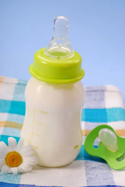 Flaska mjölk för baby — Stockfoto