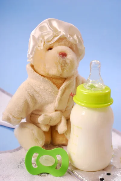 瓶牛奶的宝宝 — 图库照片