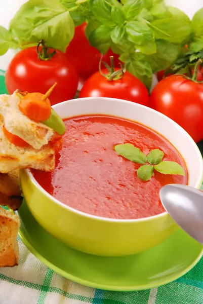 Томатный сливочный суп с гренками — стоковое фото