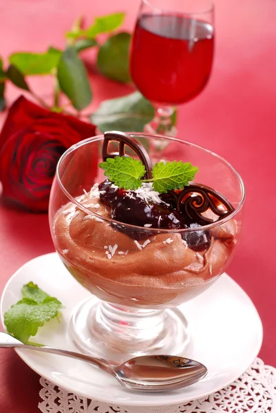 Шоколадный десерт из мусса — стоковое фото