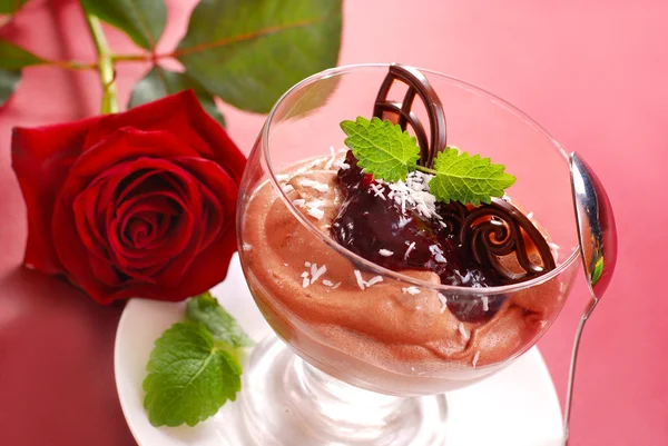 Шоколадний десерт мусу в склянці — стокове фото