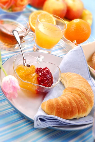 Croissant zum Frühstück — Stockfoto