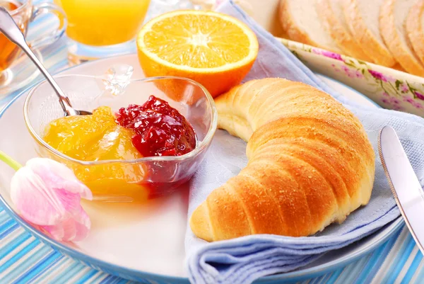 Croissant voor het ontbijt — Stockfoto