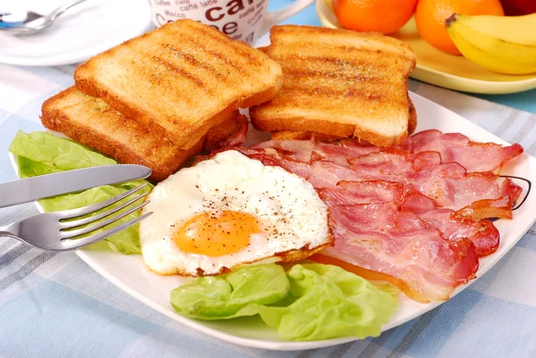 Bacon og æg til morgenmad Royaltyfrie stock-fotos