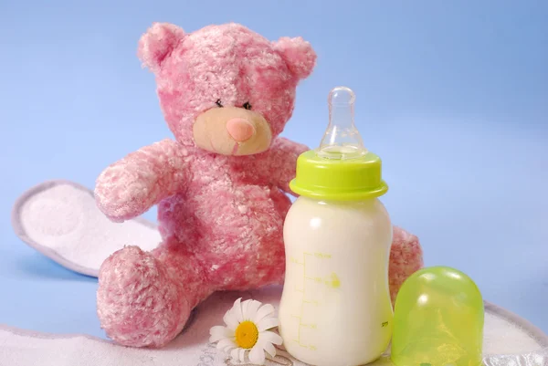 Garrafa de leite para bebê e ursinho de pelúcia — Fotografia de Stock