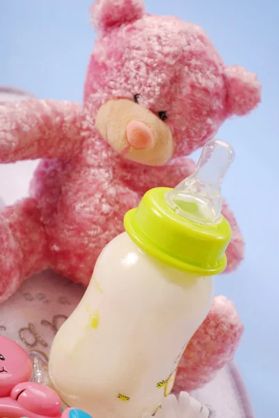 瓶牛奶的婴儿和泰迪熊 — 图库照片