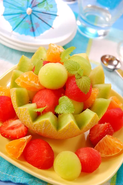 Fruit salade in meloen kom — Stockfoto