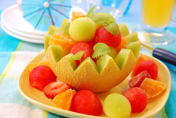 Ensalada de frutas en un bol de melón — Foto de Stock