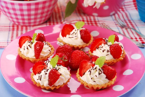 Erdbeer-Mini-Törtchen — Stockfoto