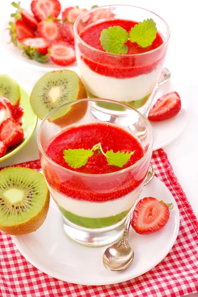 Aardbei en kiwi mousse met yoghurt — Stockfoto