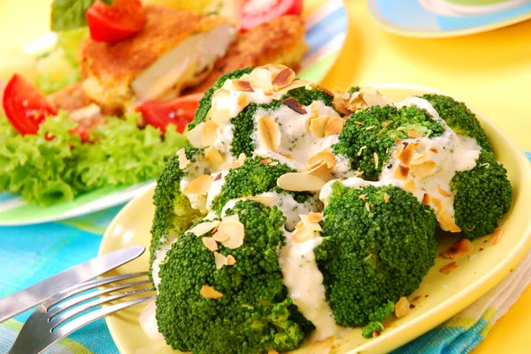 Broccoli with garlic sauce and almonds — Stock Photo, Image