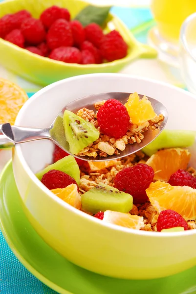 Muesli met vers fruit als dieet voedsel — Stockfoto