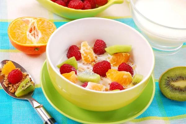 Muesli com frutas como alimento dietético — Fotografia de Stock