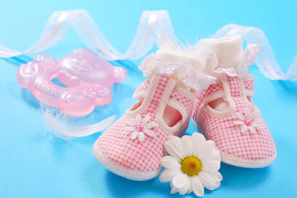 婴儿鞋的女孩 — 图库照片
