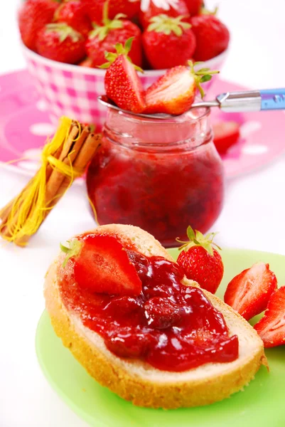 Bread with strawberry confiture — Stock Photo, Image