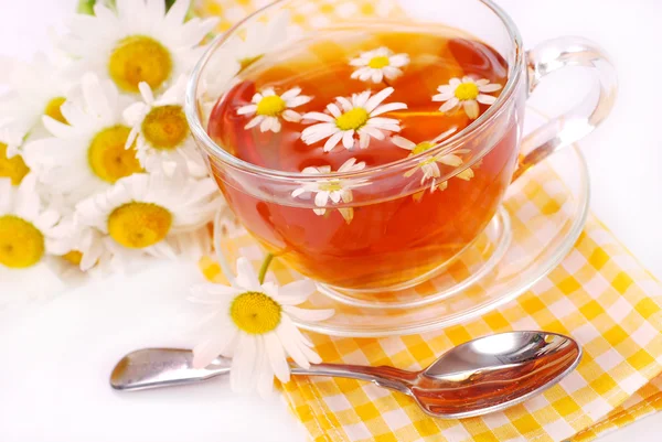Chá de camomila em vidro — Fotografia de Stock