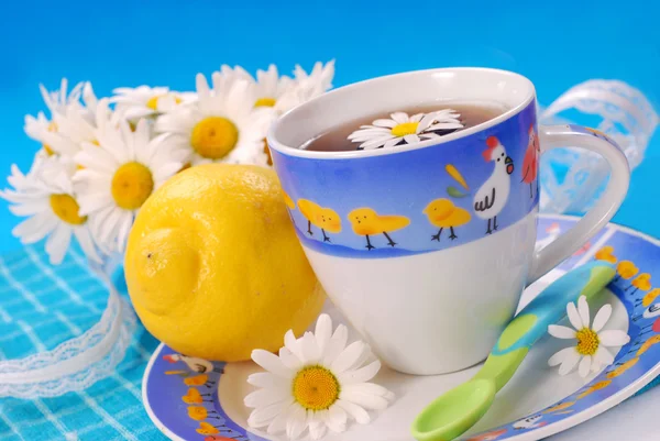 Τσάι χαμομήλι και λεμόνι για το παιδί — Φωτογραφία Αρχείου