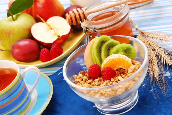 Muesli met vruchten als dieet ontbijt Stockfoto