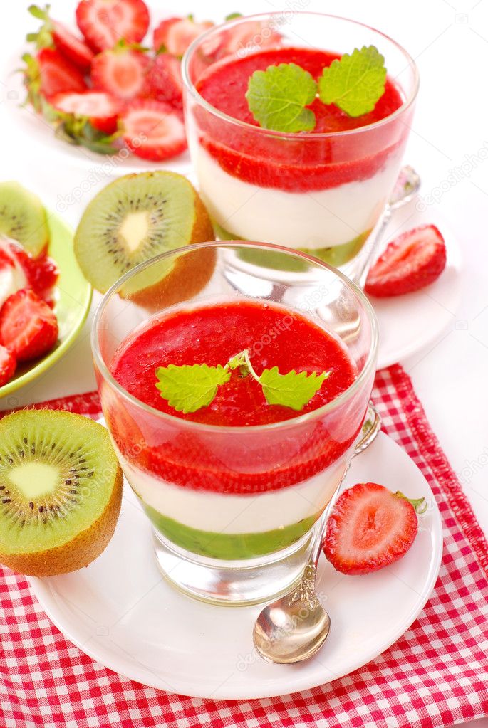 Strawberry and kiwi mousse with yogurt