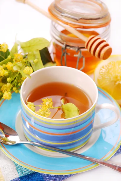 Lipa herbaty z miodem — Zdjęcie stockowe