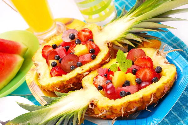 Salada de frutas em abacaxi — Fotografia de Stock