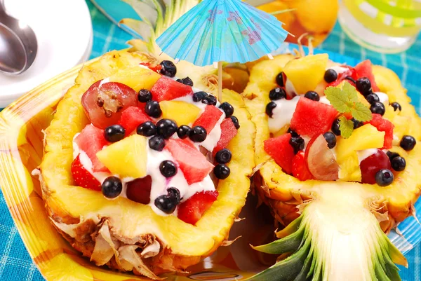 Ensalada de frutas en piña — Foto de Stock