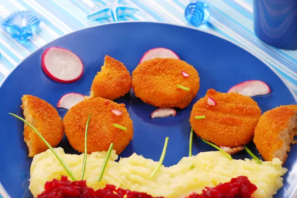 Diner voor kind met fishcakes — Stockfoto
