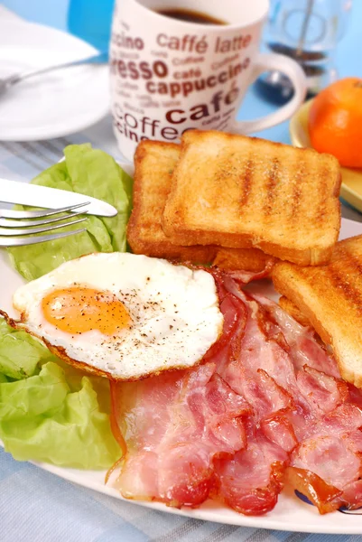 Slaninu a vejce k snídani — Stock fotografie