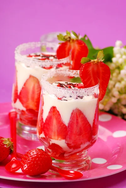 Jordgubb och vanilj dessert — Stockfoto
