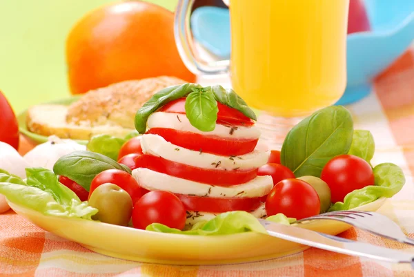 Frukost med mozzarella och tomat — Stockfoto