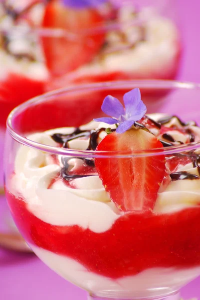Dessert mit Erdbeermousse und Sahne — Stockfoto