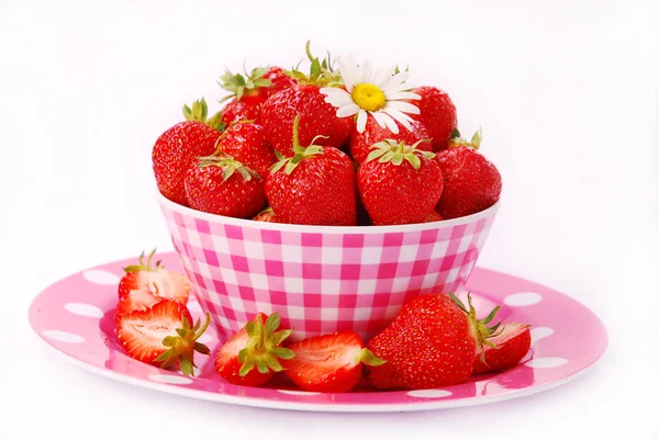 Färska jordgubbar i skål — Stockfoto