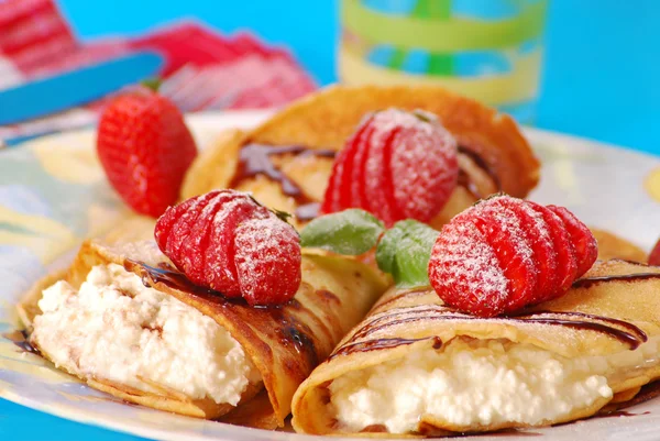 Pannkakor med ost och jordgubbe — Stockfoto