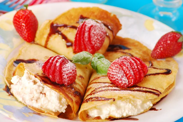 Pannkakor med ost och jordgubbe — Stockfoto