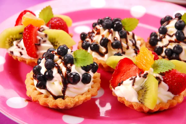 Mini tartlets with cream and fruits — Stock Photo, Image