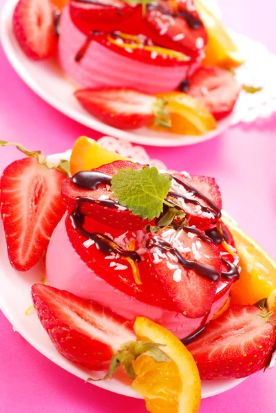 Erdbeer-Rundkäsekuchen — Stockfoto