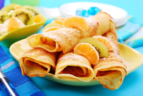 Portakal ve kivi ile Pancakes — Stok fotoğraf