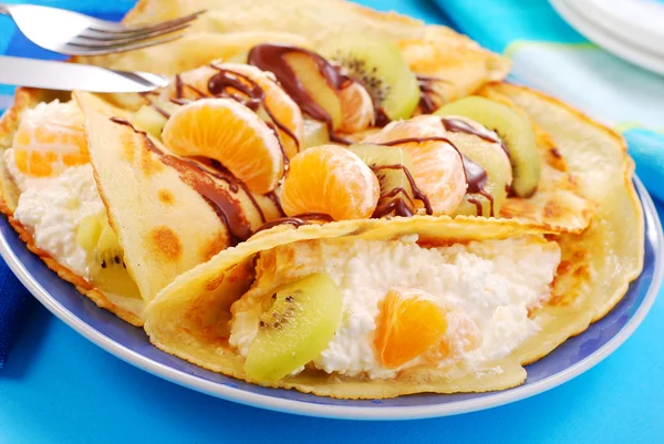 Pannkakor med frukt och keso — Stockfoto