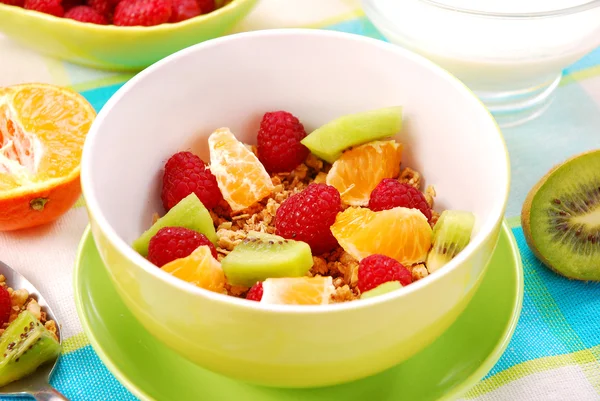 Muesli com frutas frescas como alimento dietético — Fotografia de Stock