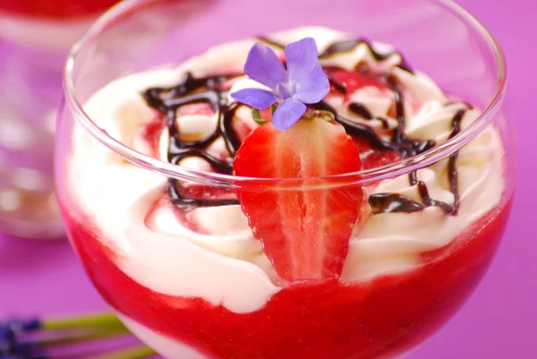 Dessert con mousse di fragole e panna — Foto Stock