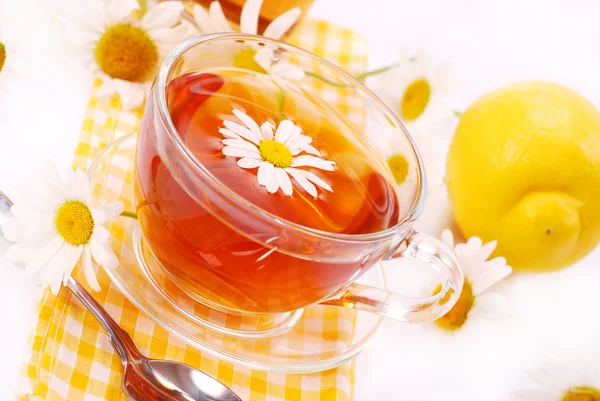 Kamille thee in glas — Stockfoto