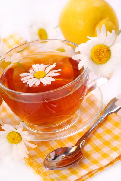 Τσάι χαμομήλι σε ποτήρι — Φωτογραφία Αρχείου