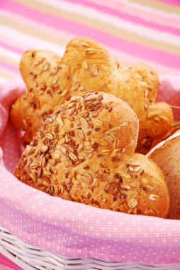sepetin içinde ekmek çeşitler