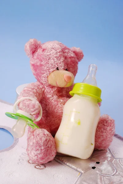 瓶牛奶的婴儿和泰迪熊 — 图库照片