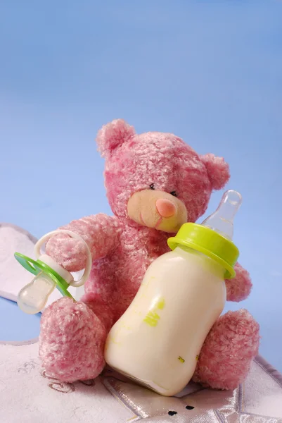 赤ん坊およびテディ ベアのためミルクのボトル — ストック写真