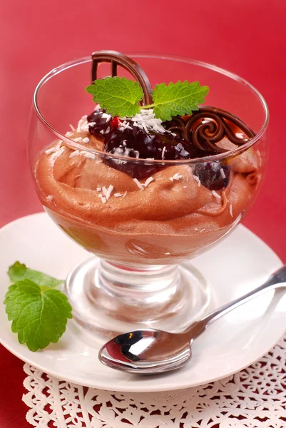 Chocolate mousse dessert in glass — Stock Photo, Image