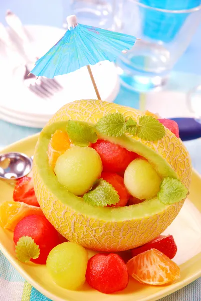Sałatka owocowa w melon — Zdjęcie stockowe
